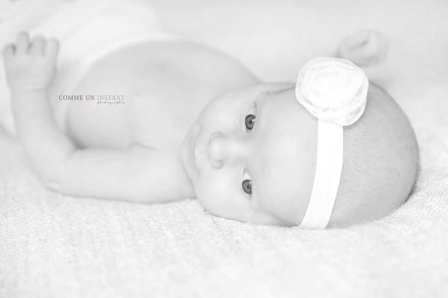 photographe pro nouveau né studio - bébé - photographie bébé en train de jouer - shooting nouveau né - bébé studio - nouveau né - photographie noir et blanc
