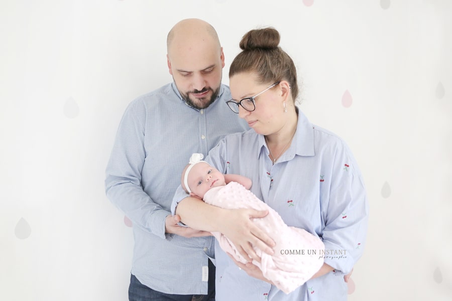 photographe de bébé en plein coeur de Issy les Moulineaux (92130 Hauts de Seine 92) et sa région, bébé, reportage photographe famille studio, nouveau né studio, photographe à domicile nouveau né, famille, bébé studio, amour