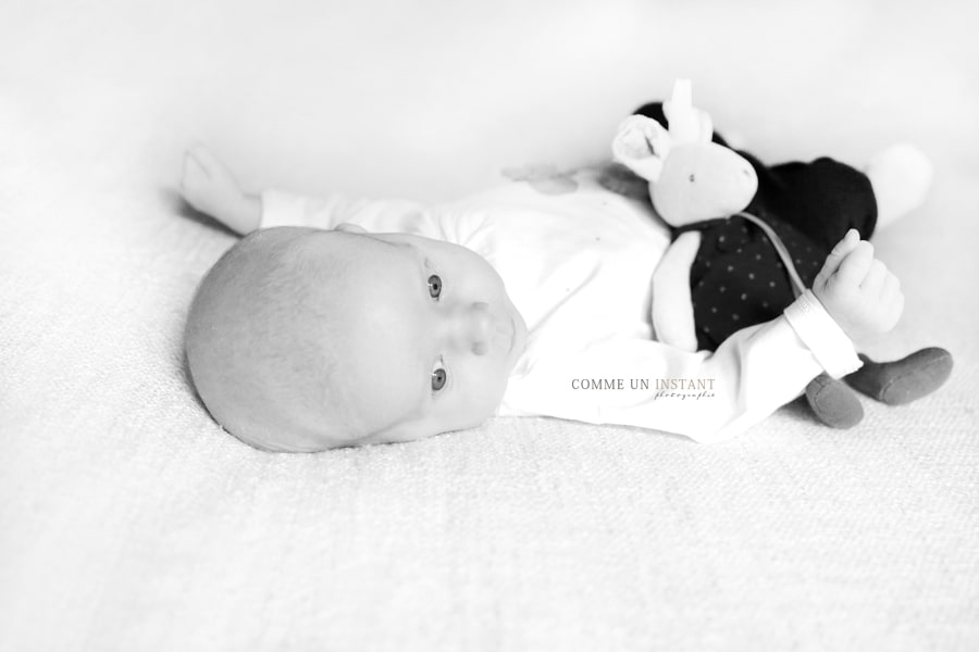 bébé studio, nouveau né studio, noir et blanc, photographe à domicile bebe, bébé, nouveau né