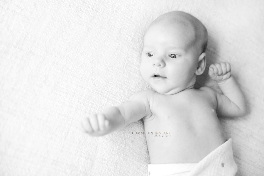 noir et blanc, shooting nouveau né studio, photographe a domicile bébé studio, photographe pro bebe en plein coeur de Saint Germain en Laye (78100 Yvelines 78), photographe professionnelle bébé, nouveau né