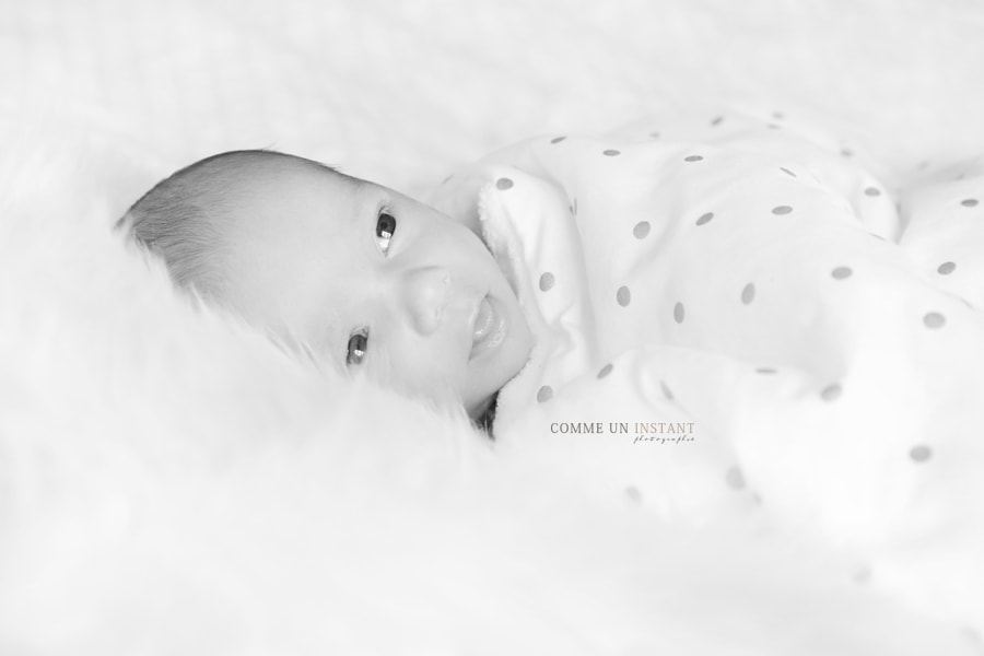 shooting bébé - noir et blanc - photographe à domicile de nouveaux nés - reportage photographe nouveau né - bébé studio - shooting nouveau né studio