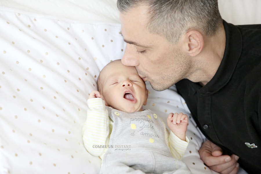 photographie famille - nouveau né - amour - bébé studio - nouveau né en train de dormir - photographie pour nouveau ne - reportage photographe bébé - nouveau né studio - photographe à domicile famille studio