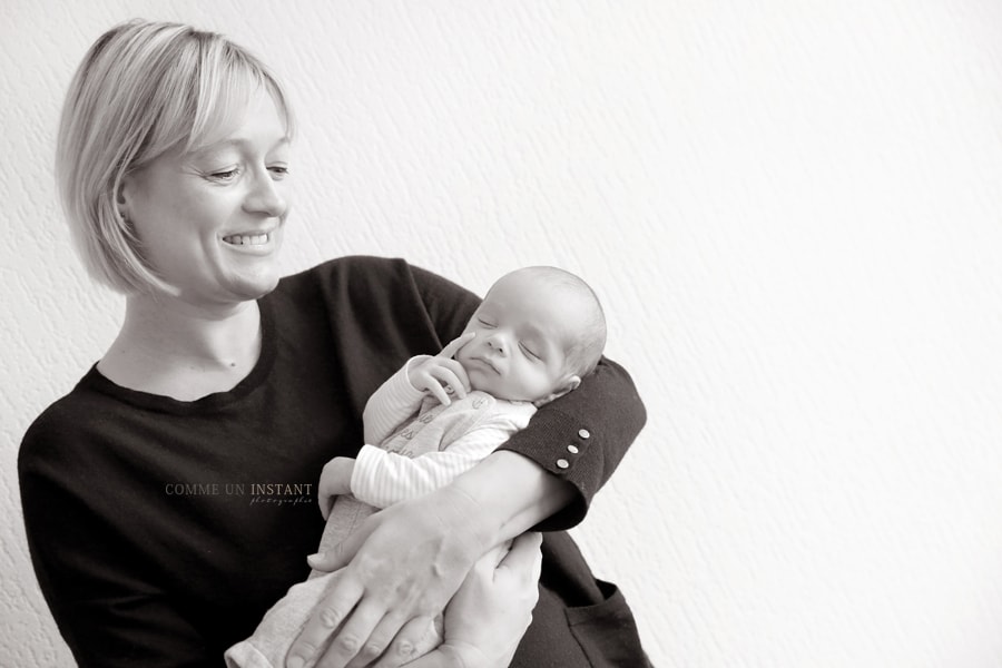 photographe professionnelle nouveau né en train de dormir - nouveau né studio - amour - photographe nouveau né - bébé studio - photographe pro bébé - sépia - photographe de nouveaux nés en centre ville de Saint Germain en Laye (78100 Yvelines 78) - shooting famille studio - shooting famille