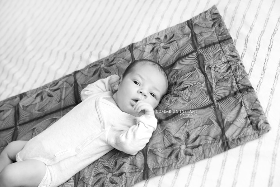 shooting enfant studio - photographe professionnelle nouveau né - nouveau né studio - shooting enfant métis - photographe nouveaux nés sur Vincennes (94300 Val de Marne 94) - shooting petites mains - bébé - noir et blanc - bébé studio - bébé métis