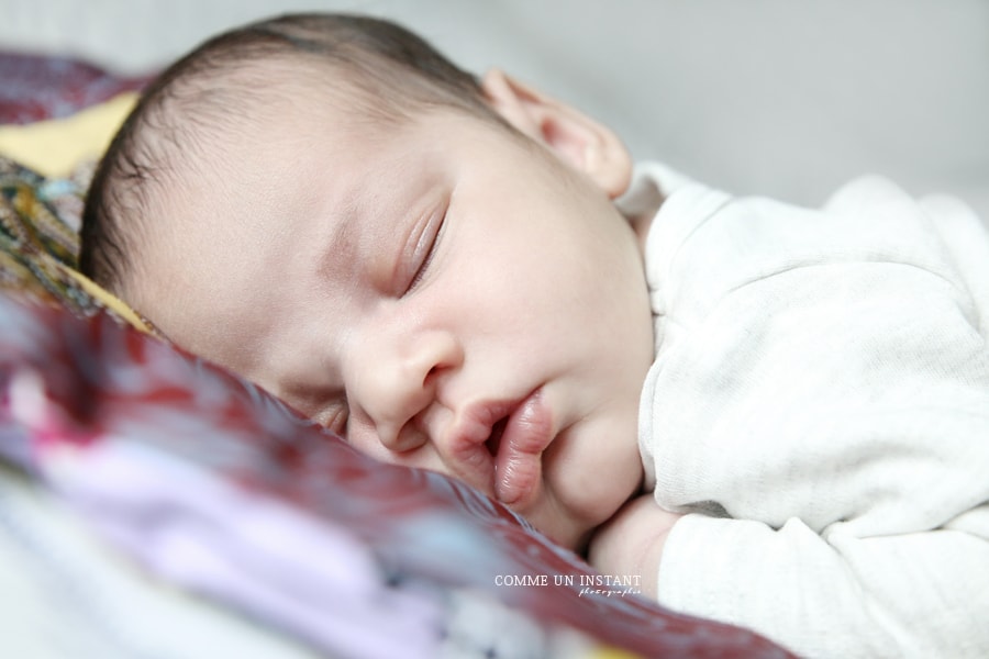 photographie nouveau né en train de dormir - reportage photographe nouveau né - photographe pro enfant métis - shooting nouveau né studio - bébé - bébé studio - reportage photographe pour bebe - enfant studio - photographe professionnelle bébé métis