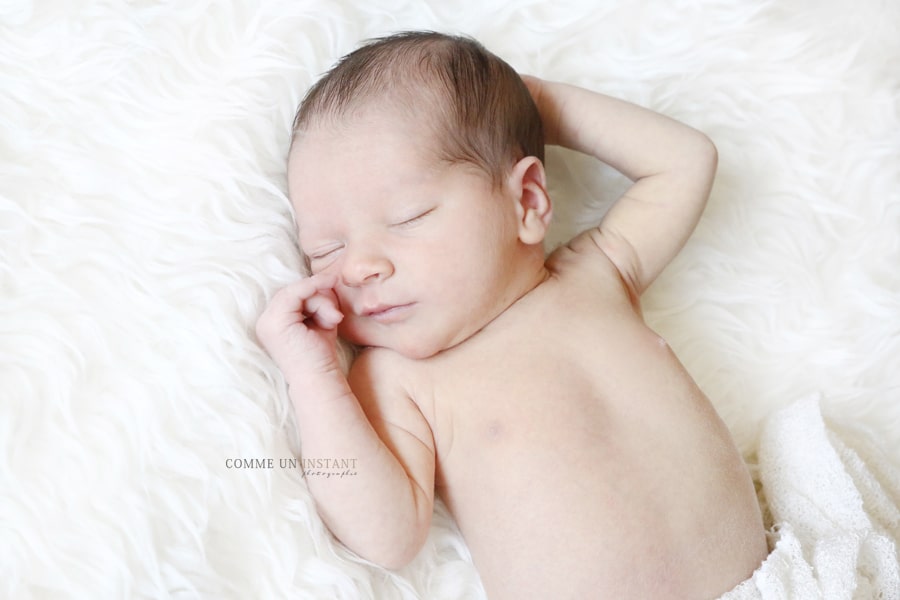 bébé en train de dormir - photographie nouveau né - nouveau né en train de dormir - photographe bébé - reportage photographe bébé studio - photographe à domicile de nouveau ne en centre ville de Franconville (95130 Val d'Oise 95) - enfant