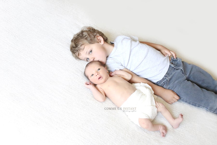 bébé - famille - reportage photographe bébé studio - photographe pro famille studio - nouveau né studio - amour - photographe nouveau né - shooting pour bébés - photographe professionnelle bébé aux yeux bleus