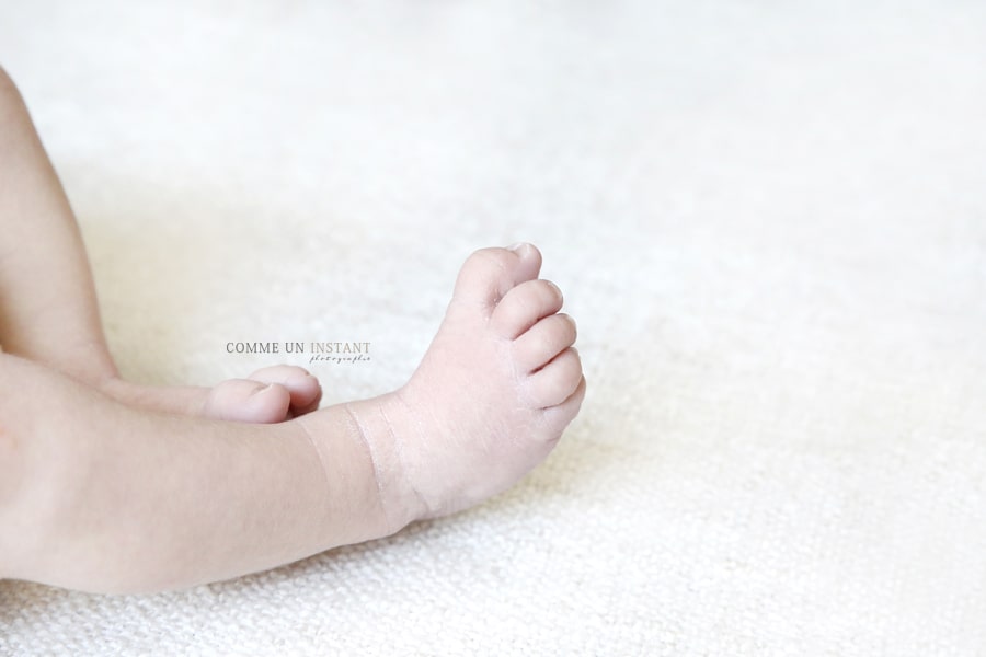 photographie nouveau né, nouveau né studio, bébé studio, nouveau né en train de dormir, photographe nouveaux nés, reportage photographe bébé, photographe pro petits pieds, petit peton