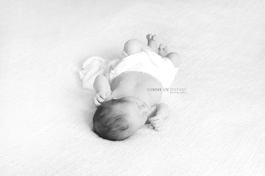 shooting à domicile noir et blanc - bébé studio - bébé - bébé en train de dormir - photographe à domicile de nouveaux nes - reportage photographe nouveau né - shooting à domicile amour - nouveau né studio - shooting bébé aux yeux bleus - nouveau né en train de dormir