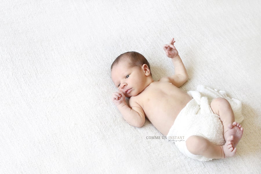 photographie pour bebe sur Versailles (78000 Yvelines 78) - bébé aux yeux bleus - shooting à domicile nouveau né studio - bébé - nouveau né - bébé studio