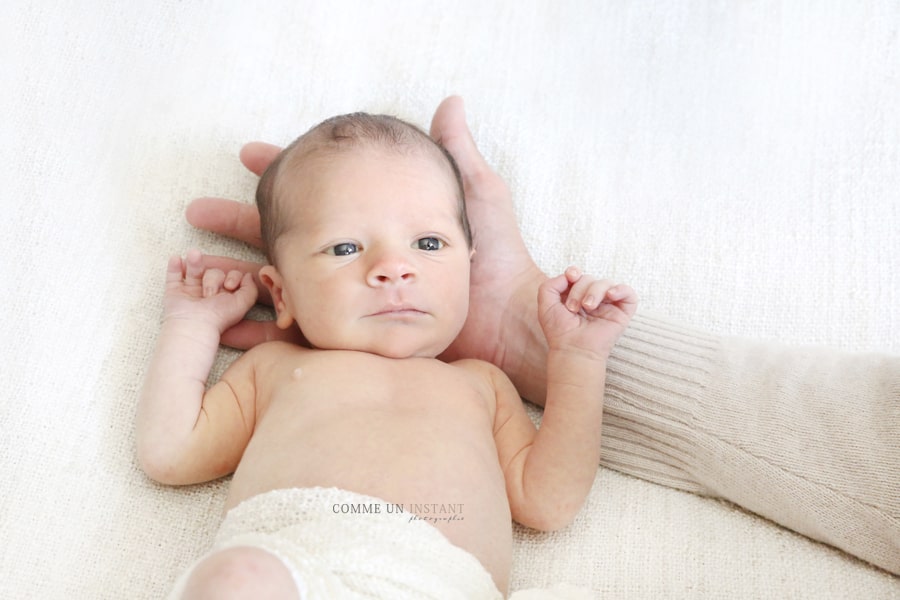 bébé studio - bébé aux yeux bleus - photographe pro famille - photographe professionnelle bébé - nouveau né - photographie nouveau né studio - reportage photographe famille studio - photographe a domicile de bébés