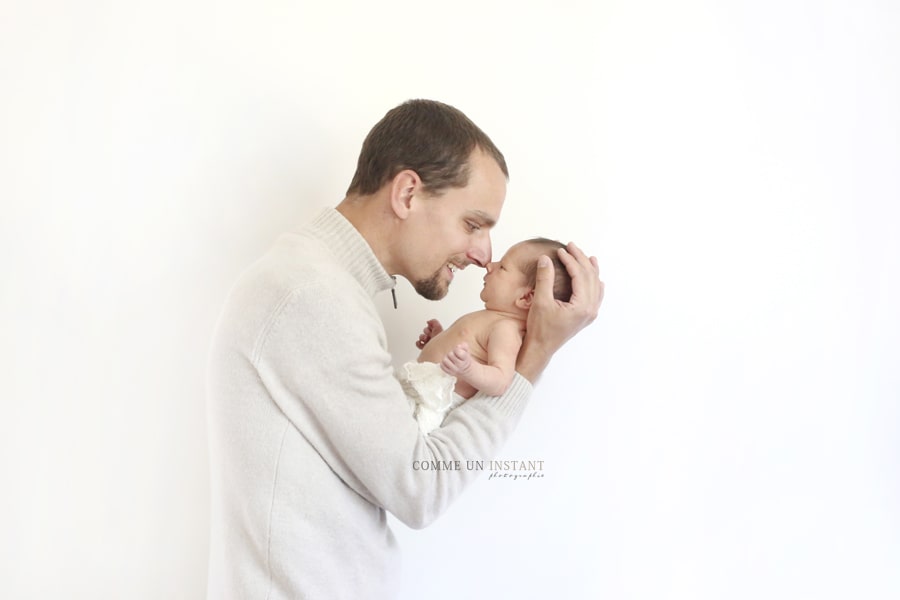 reportage photographe famille - shooting à domicile bébé studio - shooting à domicile nouveau né - photographe professionnelle bébé à Paris (75000 Paris 75) - bébé aux yeux bleus - bébé - photographe à domicile amour - photographe professionnelle nouveau né studio - famille studio