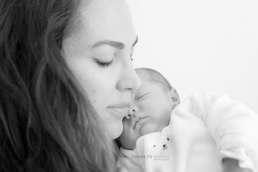 bébé, photographe bébé studio, nouveau né studio, photographe pro pour nouveau né, photographe à domicile bébé en train de dormir, shooting famille, famille studio, noir et blanc, nouveau né en train de dormir, amour, nouveau né