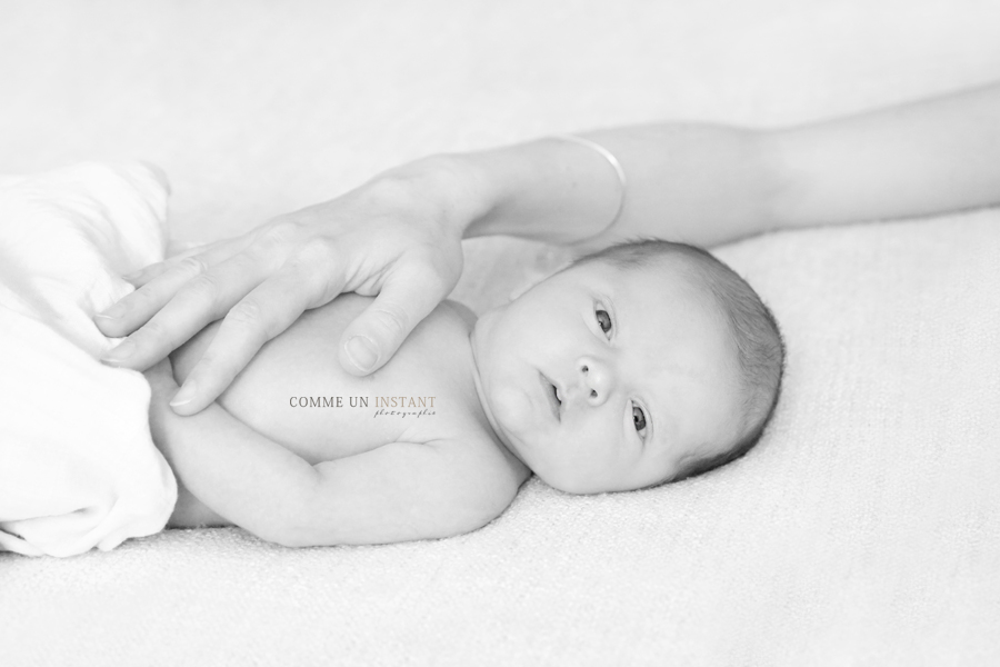 photographie bébé - noir et blanc - shooting nouveau né - photographe pro bébé studio - photographe a domicile amour - nouveau né studio - photographe pro pour bebe a Versailles (78000 Yvelines 78) et sa région