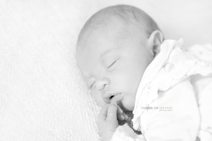 photographe professionnelle bébé, shooting à domicile nouveau né studio, photographe a domicile noir et blanc, bébé en train de dormir, bébé studio, nouveau né, photographie bébés, nouveau né en train de dormir