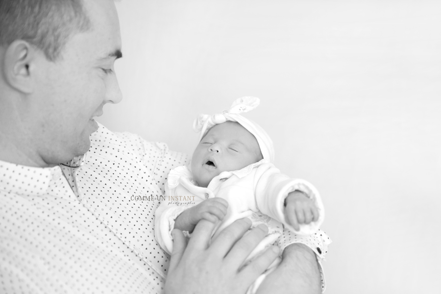 photographe pro bébé en train de dormir - nouveau né studio - shooting à domicile nouveau né - shooting bébé studio - photographie amour - famille studio - bébé - famille - noir et blanc - photographe à domicile de nouveau ne à Vincennes (94300 Val de Marne 94) et sa région - photographe professionnelle nouveau né en train de dormir