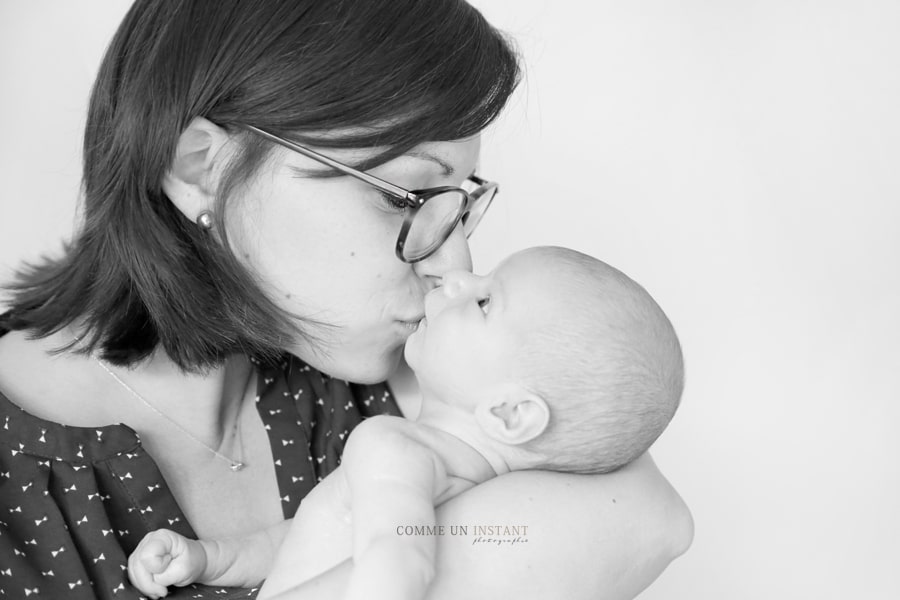 reportage photographe amour, reportage photographe nouveaux nes en plein coeur de Saint-Maur des Fossés (94100 Val de Marne 94) et sa région, bébé studio, photographe pro nouveau né studio, photographe nouveau né, famille, photographe à domicile famille studio, photographe pro bébé, photographie noir et blanc