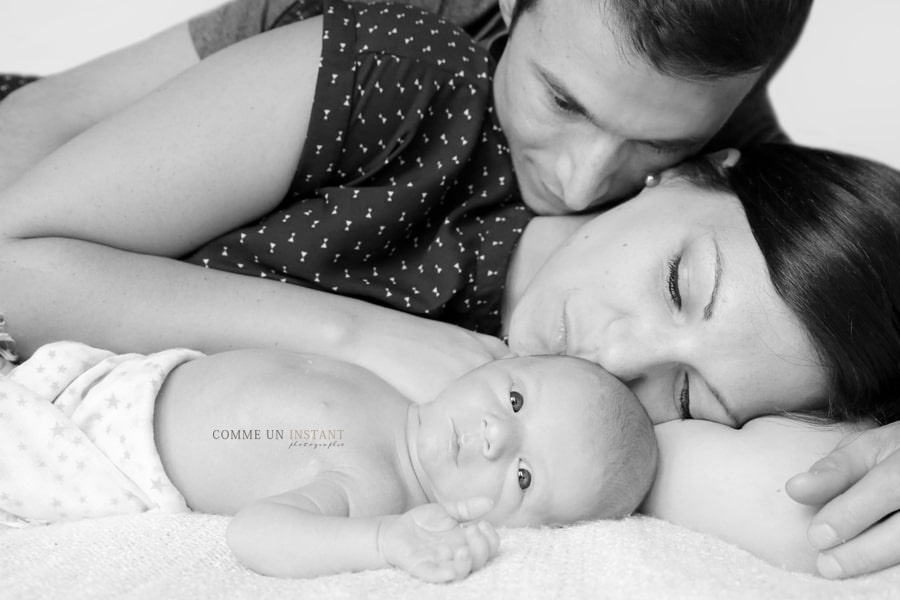 photographe pour nouveau ne en centre ville de Sannois (95110 Val d'Oise 95), photographie noir et blanc, shooting à domicile bébé, famille studio, shooting à domicile nouveau né studio, famille, shooting à domicile bébé studio, nouveau né, photographie amour