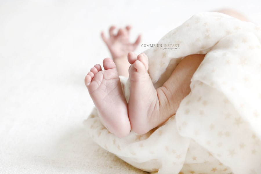 petits pieds, petit peton - photographe pro bébé - photographe à domicile bebes à Cergy Pontoise (95100 Val d'Oise 95) et sa région - photographie nouveau né en train de dormir - reportage photographe nouveau né studio - photographe bébé studio - amour - nouveau né