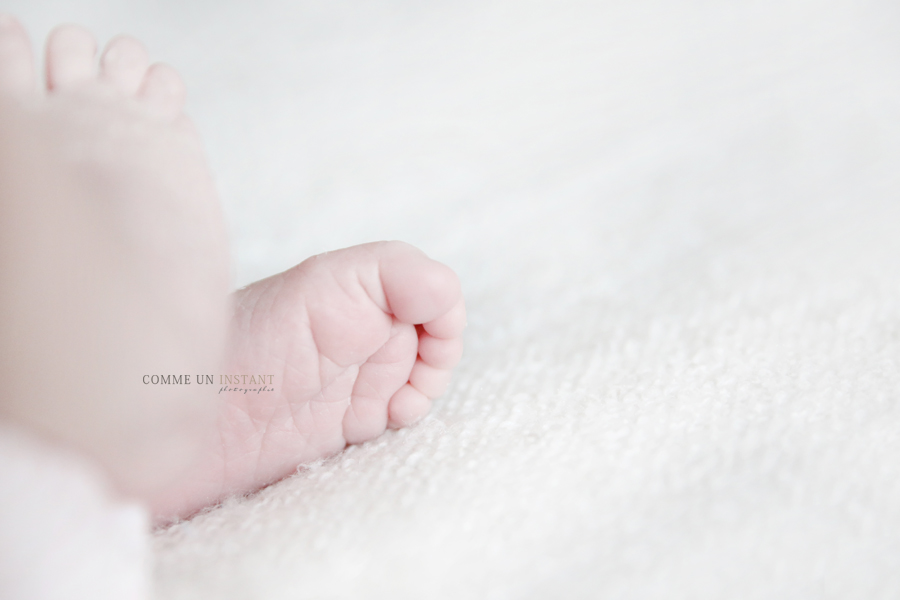 bébé en train de dormir - nouveau né studio - nouveau né - photographie pour nouveau né en centre ville de Montmorency (95160 Val d'Oise 95) - photographe professionnelle petits pieds, petit peton - nouveau né en train de dormir - photographe professionnelle bébé studio - bébé