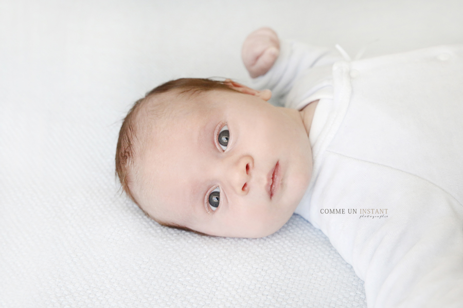 photographe pro pour bébés - photographe a domicile nouveau né studio - bébé aux yeux bleus - bébé studio - bébé - photographe nouveau né