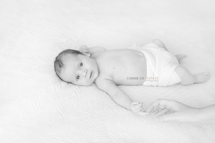 shooting bébé - photographe a domicile nouveau né - photographie de bebes - bébé studio - reportage photographe bébé aux yeux bleus - nouveau né studio