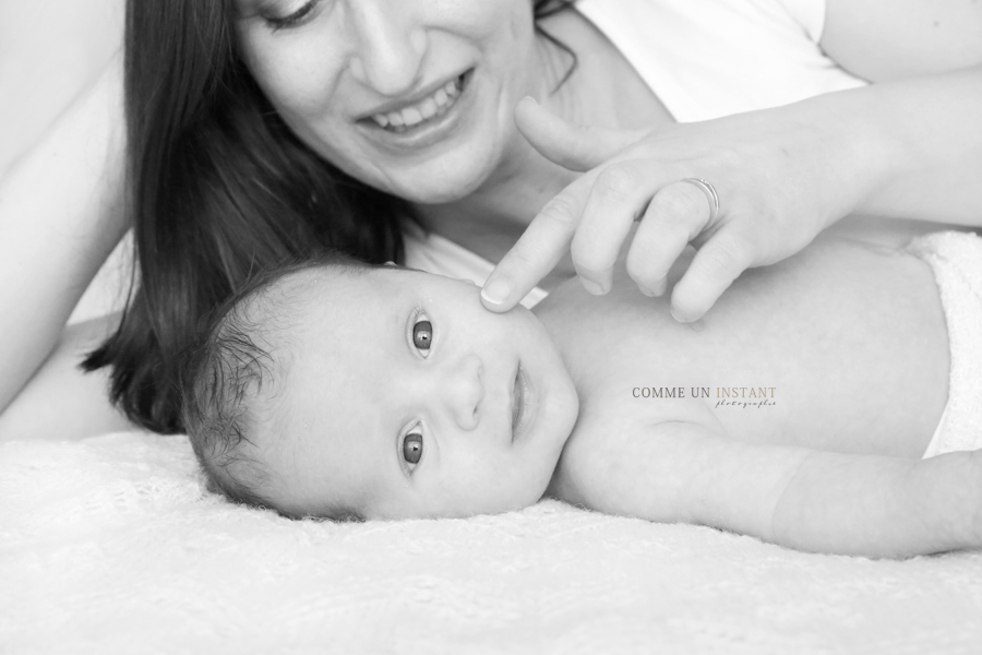 photographe professionnelle bébé, shooting famille, photographe professionnelle nouveau né studio, shooting bébé studio, bébé aux yeux bleus, shooting pour bebes, noir et blanc, famille studio, nouveau né