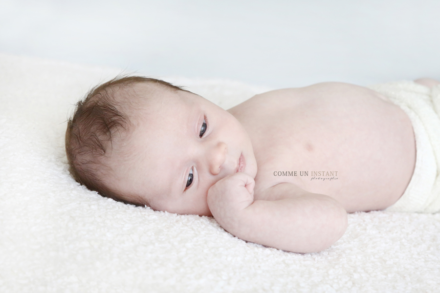 photographe pro bébé studio - photographe à domicile nouveau né - photographe bébé a Maisons Alfort (94700 Val de Marne 94) - photographe a domicile bébé aux yeux bleus - nouveau né studio - shooting à domicile bébé