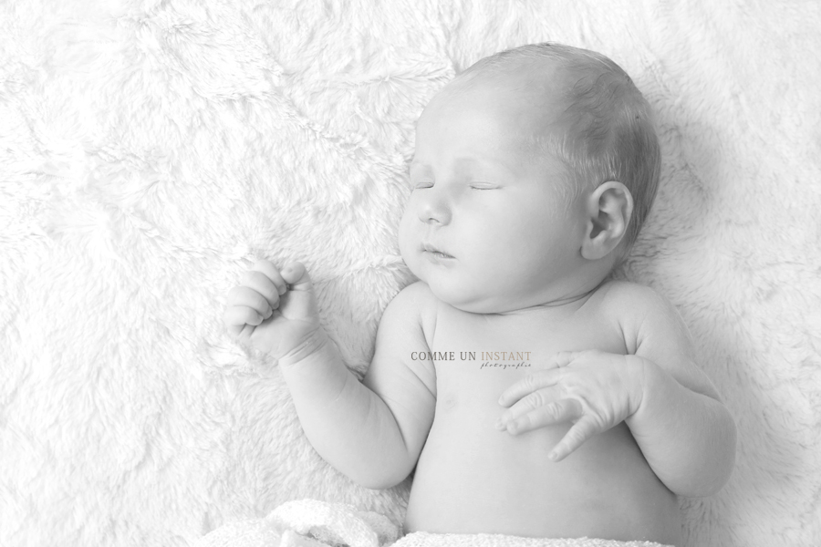 photographe a domicile nouveau né en train de dormir - shooting bébé studio - photographie noir et blanc - nouveau né studio - bébé - shooting nouveau né - bébé en train de dormir - shooting de nouveaux nes