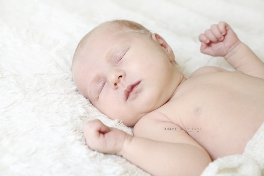 nouveau né en train de dormir - bébé en train de dormir - shooting à domicile nouveau né - nouveau né studio - photographe à domicile bebes - bébé studio - photographe pro bébé