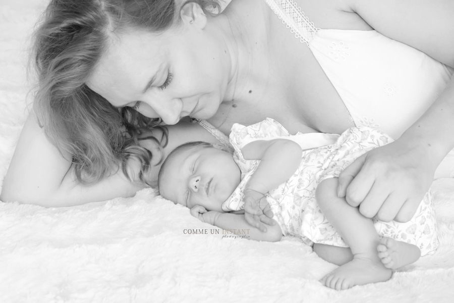 photographe professionnelle pour nouveaux nés a Vincennes (94300 Val de Marne 94), photographe pro bébé studio, shooting noir et blanc, famille, famille studio, nouveau né studio, nouveau né en train de dormir, nouveau né, bébé, photographe pro amour, reportage photographe bébé en train de dormir