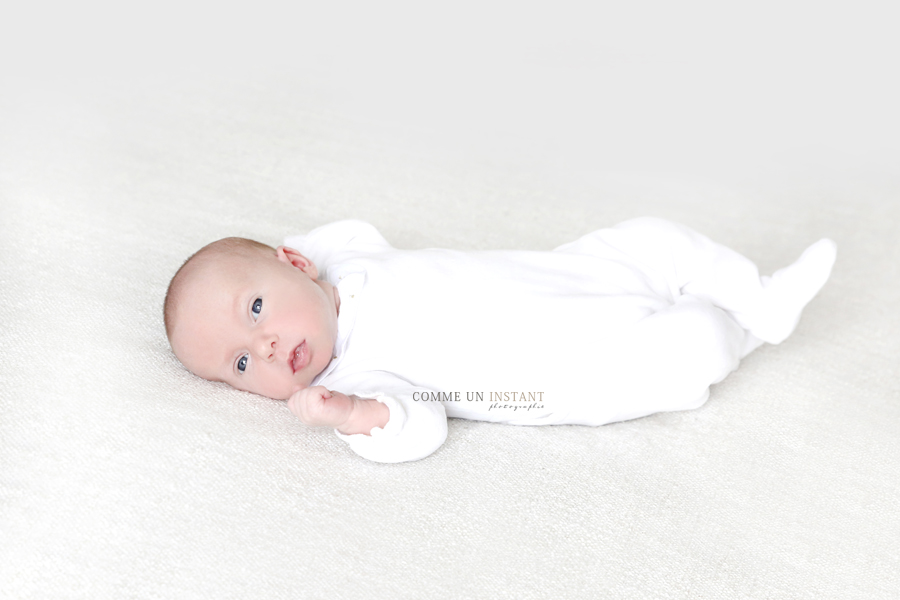 photographe à domicile nouveau né - photographie bébé - bébé aux yeux bleus - photographe bebes à Maisons Alfort (94700 Val de Marne 94) et sa région - nouveau né studio - photographe professionnelle bébé studio