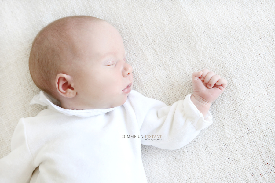 shooting à domicile bébé studio - bébé en train de dormir - nouveau né studio - reportage photographe bébé - nouveau né en train de dormir - nouveau né - photographie nouveaux nes en plein coeur de Rueil Malmaison (92500 Hauts de Seine 92)