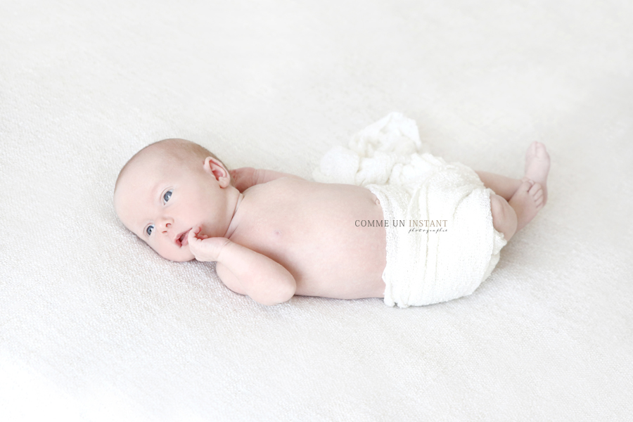 nouveau né - nouveau né studio - photographe à domicile bébé studio - photographe a domicile pour nouveau ne - photographe pro bébé aux yeux bleus - bébé