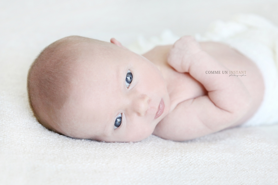 photographie nouveau né studio - bébé aux yeux bleus - shooting bébé - bébé studio - photographe a domicile nouveaux nes en plein coeur de Vincennes (94300 Val de Marne 94) - reportage photographe nouveau né