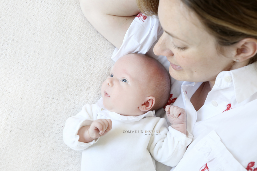 photographe pro pour bébé - shooting à domicile nouveau né studio - nouveau né - shooting à domicile bébé studio - photographe pro bébé - photographe professionnelle famille - famille studio - photographe a domicile bébé aux yeux bleus