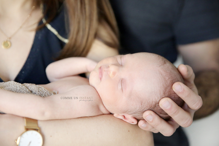 shooting pour nouveaux nes, famille studio, bébé, nouveau né studio, nouveau né, nouveau né en train de dormir, photographe a domicile bébé studio, photographe famille