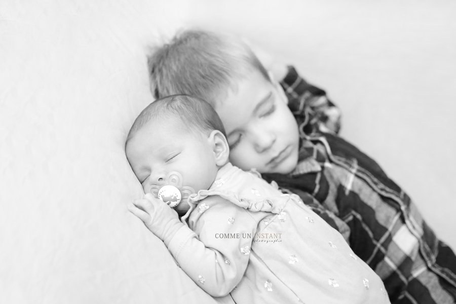 photographe a domicile noir et blanc - photographe pro bébé en train de dormir - photographe pro nouveau né en plein coeur de Versailles (78000 Yvelines 78) - photographe nouveau né studio - shooting bébé - photographe a domicile bébé studio - photographe pro nouveau né en train de dormir - nouveau né