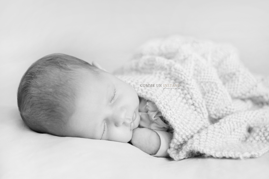 photographe a domicile nouveau né en train de dormir - photographe a domicile de bebe a Cergy Pontoise (95100 Val d'Oise 95) - noir et blanc - reportage photographe nouveau né studio - bébé studio - bébé en train de dormir - photographie bébé - photographe à domicile nouveau né