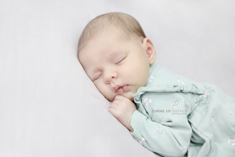 nouveau né en train de dormir, shooting à domicile bébé, nouveau né, bébé studio, photographe pro nouveaux nés à Boulogne Billancourt (92100 Hauts de Seine 92), photographe à domicile nouveau né studio, bébé en train de dormir