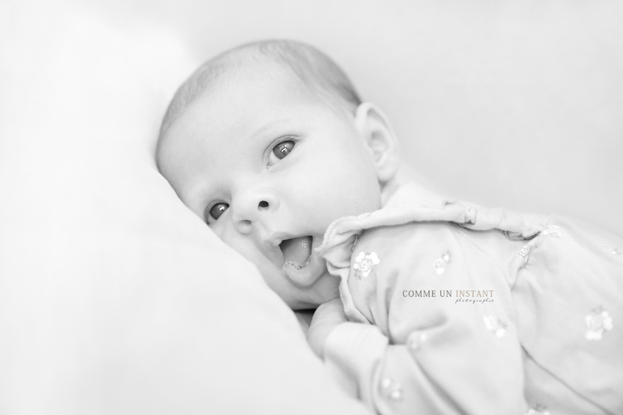 bébé - photographie nouveaux nés - photographie noir et blanc - photographie nouveau né - shooting à domicile bébé studio - bébé en train de dormir - photographe a domicile nouveau né studio