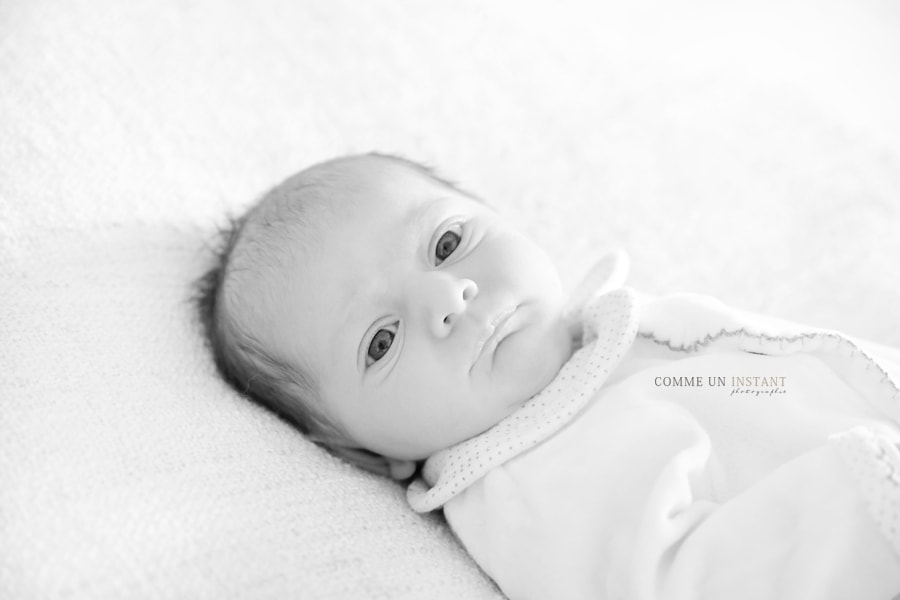 photographe nouveau né, bébé aux yeux bleus, nouveau né studio, noir et blanc, photographe pro de nouveau né, photographe a domicile bébé studio, photographe a domicile bébé