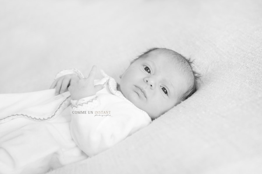 shooting à domicile bébé studio - photographie noir et blanc - photographie bébé à Saint Cloud (92210 Hauts de Seine 92) - bébé - photographe professionnelle nouveau né studio - shooting à domicile nouveau né - shooting à domicile bébé aux yeux bleus