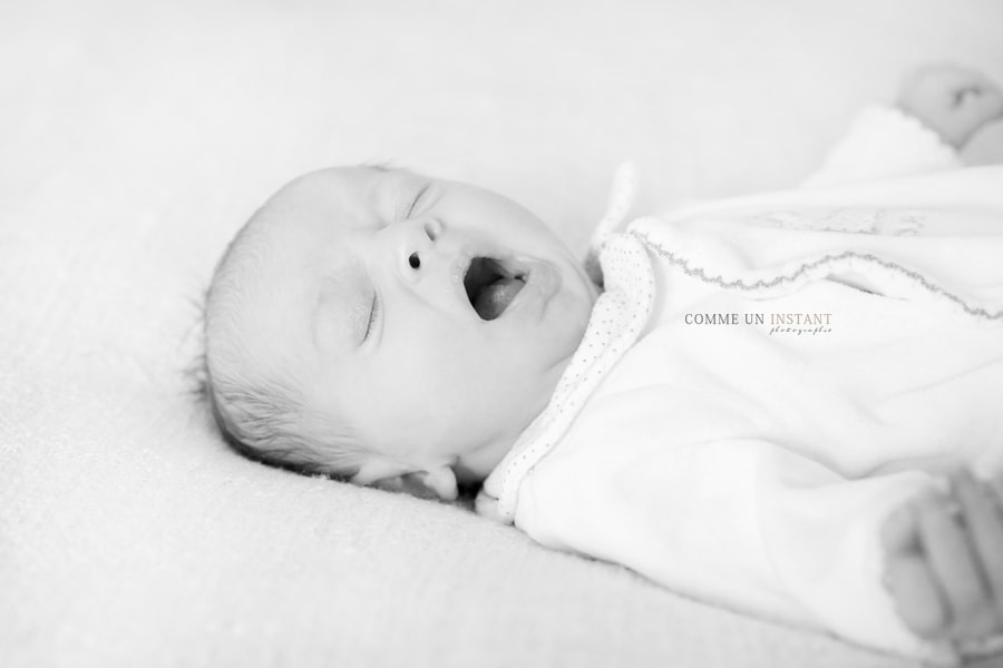 noir et blanc, photographe a domicile nouveau né, photographe professionnelle nouveau né studio, shooting pour nouveau ne, shooting à domicile bébé, bébé aux yeux bleus, photographe a domicile bébé studio