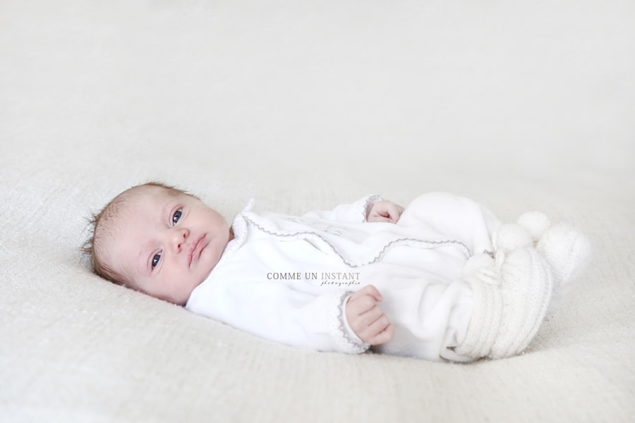 nouveau né, shooting à domicile pour nouveau né en centre ville de Nanterre (92000 Hauts de Seine 92), bébé studio, bébé, photographie nouveau né studio, photographe à domicile bébé aux yeux bleus