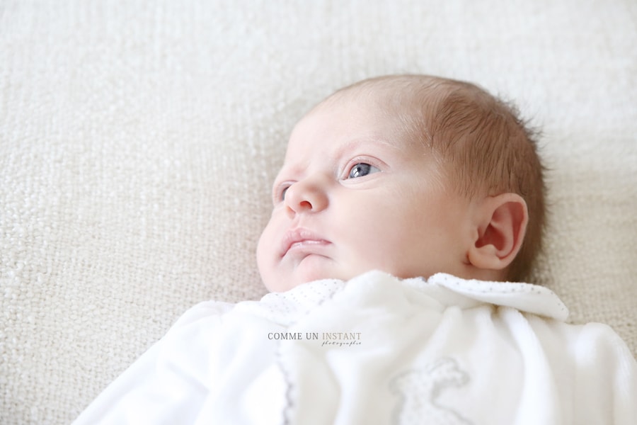 photographe nouveau né - shooting de bebe en centre ville de Montmorency (95160 Val d'Oise 95) et sa région - shooting à domicile bébé studio - bébé aux yeux bleus - photographie nouveau né studio - bébé