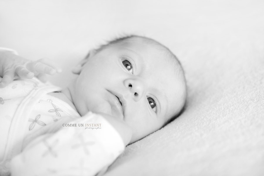 photographie bébé aux yeux bleus - photographie nouveau né - photographe pro bébé - shooting à domicile noir et blanc - photographe nouveaux nés à Saint-Maur des Fossés (94100 Val de Marne 94) et sa région - nouveau né studio - bébé studio