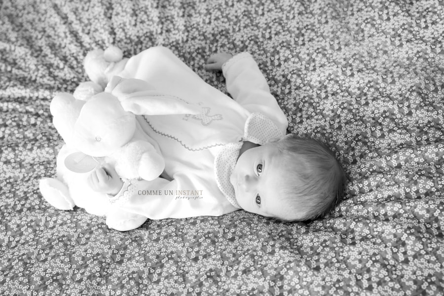 bébé - bébé studio - shooting à domicile bébé aux yeux bleus - shooting de bébés - photographe à domicile nouveau né studio - noir et blanc - shooting nouveau né