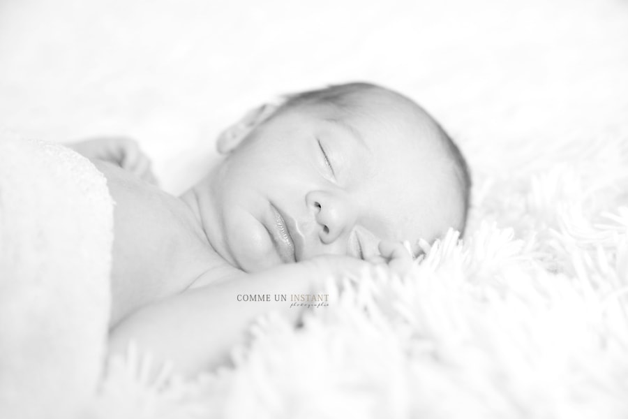 photographe professionnelle bébé - nouveau né - bébé studio - nouveau né studio - shooting noir et blanc - photographe pro nouveau né en train de dormir - bébé en train de dormir - shooting à domicile de nouveaux nés sur Paris (75000 Paris 75)