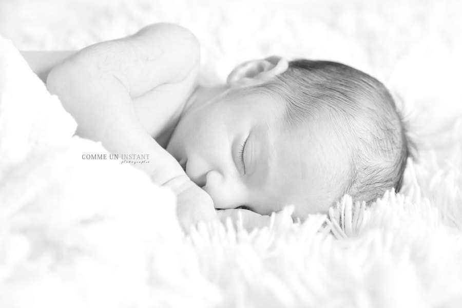 reportage photographe bebes en centre ville de Paris (75000 Paris 75) et sa région - bébé - nouveau né en train de dormir - bébé studio - shooting à domicile nouveau né studio - photographie bébé en train de dormir - shooting noir et blanc - photographe professionnelle nouveau né